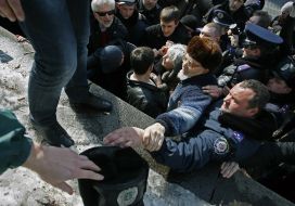 Столкновение между участниками митинга и милиционерами