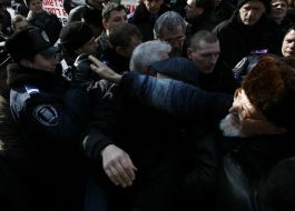 Столкновение между участниками митинга и милиционерами