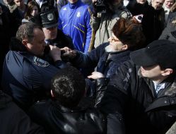 Столкновение между участниками митинга и милиционерами