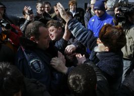 Столкновение между участниками митинга и милиционерами