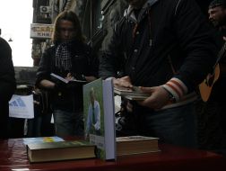 Стенд з книгами на продаж