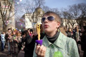 Девушка пускает мыльные пузыри