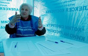Женщина собирает подписи