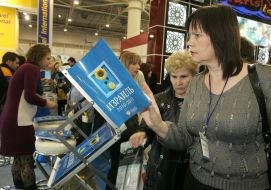 Женщина рассматривает журнал