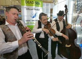 Музыканты развлекают посетителей