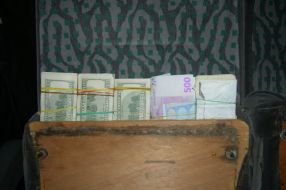 Доллары и гривны