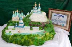 Cake in the form of Sviatohirsk Lavra