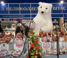 The participant of fair in the suit of bear