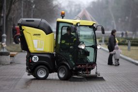 Представитель компании Karcher проводит уборку
