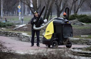 Представитель компании Karcher проводит уборку
