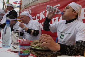 Чемпионат Украины по скоростному поеданию фаршированной рыбы