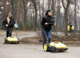 Представители компании Karcher проводят уборку