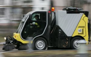 Представитель компании Karcher проводит уборку
