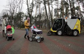 Представитель компании Karcher проводит уборку