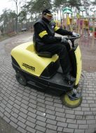 Представитель компании Karcher проводит уборку