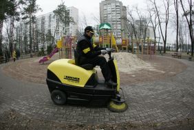 Представитель компании Karcher проводит уборку