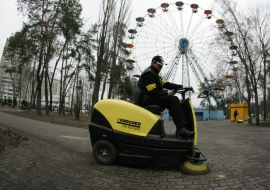 Представитель компании Karcher проводит уборку