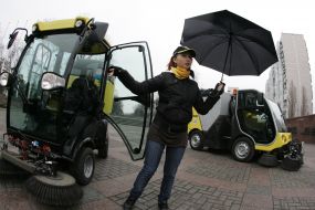 Представители компании Karcher проводят уборку