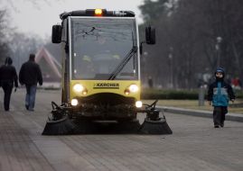 Представитель компании Karcher проводит уборку