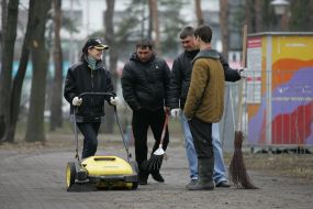 Представитель компании Karcher проводит уборку