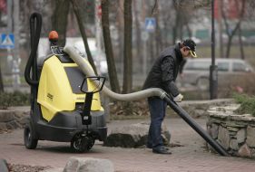Представитель компании Karcher проводит уборку