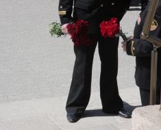 Учасники церемонії поховання