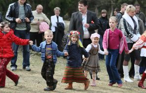 Дети водят хоровод