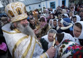 Віруюча цілує хрест