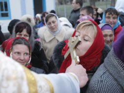 Віруюча цілує хрест