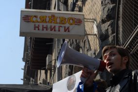 Учасник акції на підтримку книгарні ”Сяйво”