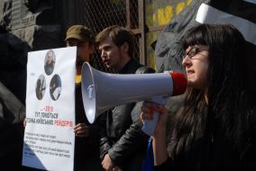 Учасники акції на підтримку книгарні ”Сяйво”