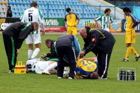 Doctors give medical help to the players