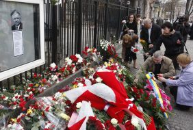 Habitants of Kiev lay flowers near the picture of President of Poland