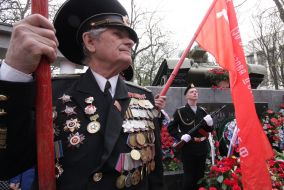 The veteran ear the memorial ”Tank T-34”