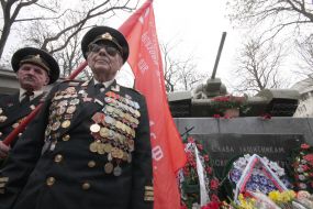 The veteran ear the memorial ”Tank T-34”