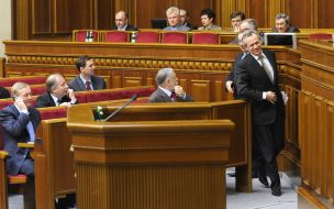 Микола Присяжнюк йде до трибуни парламенту