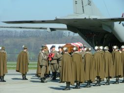 Soldiers of the Honor Guard carried out of the plane coffins