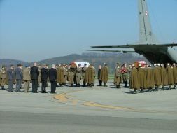Soldiers of the Honor Guard carried out of the plane coffins