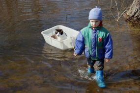 Хлопчик прогулюється з котом
