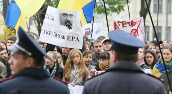 Сотрудники милиции наблюдают за порядком