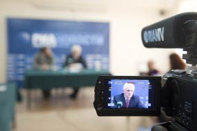 Видеооператор снимает круглый стол
