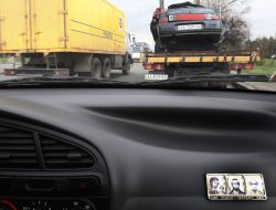 Автомобиль ВАЗ 2110 на эвакуаторе