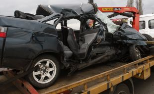 Автомобиль ВАЗ 2110 на эвакуаторе