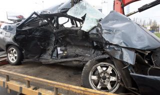 Автомобиль ВАЗ 2110 на эвакуаторе