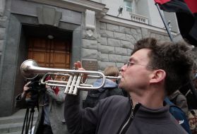 Участник акции играет на трубе