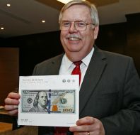 Джон Теффт демонструє новий дизайн 100-доларової купюри