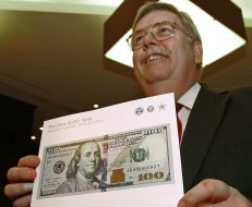 Джон Теффт демонструє новий дизайн 100-доларової купюри