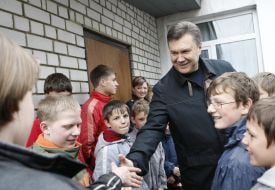 Виктор Янукович общается с воспитанниками детского дома