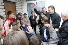 Виктор Янукович общается с воспитанниками детского дома