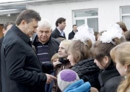Виктор Янукович общается с воспитанниками детского дома